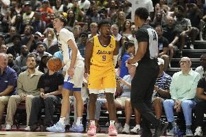 顶住弗拉格背打后掏球被裁判吹犯规！布朗尼瞪大双眼表示不解