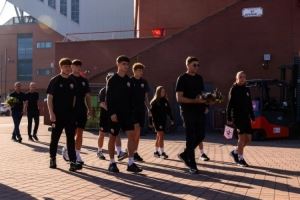 杰拉德在安菲尔德球场外悼念若塔兄弟，并献上鲜花