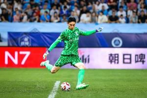 东体：申花防线注意力不够集中，门将薛庆浩需加强出球能力