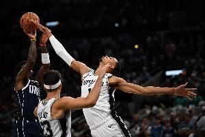 👀圣诞大战十支队伍中 只有马刺和独行侠上赛季没进季后赛