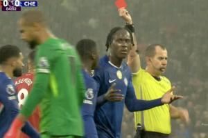 太倒霉了😓查洛巴为队友补锅染红，上轮桑切斯染红后死亡凝视