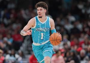 拉梅洛-鲍尔8投5中&三分6中4得到15分5板4助 但也有5失误4犯规