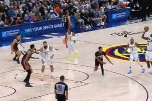 直接抢劫3分到手！小哈达威前场抢断直接出手命中压哨三分